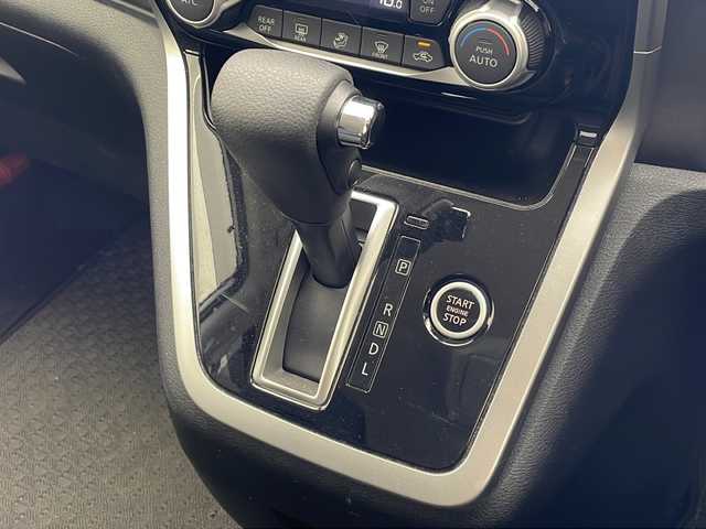 日産 セレナ X VセレクションⅡ 沖縄県 2016(平28)年 8.5万km ブリリアントホワイトパール 純正ナビ　【MM316D-W】/　(ＣＤ　ＤＶＤ　フルセグＴＶ　Ｂｌｕｅｔｏｏｔｈ)/バックカメラ/アラウンドビューモニター/フリップダウンモニター/前後ドライブレコーダー　【ZDR035】/両側パワースライドドア/ＥＴＣ/パーキングアシスト/クルーズコントロール/エンジンスターター/スマートキー/前後コーナーセンサー/アイドリングストップ/社外15インチアルミホイール/純正鉄砧ホイール車載(スタッドレスタイヤ装着)