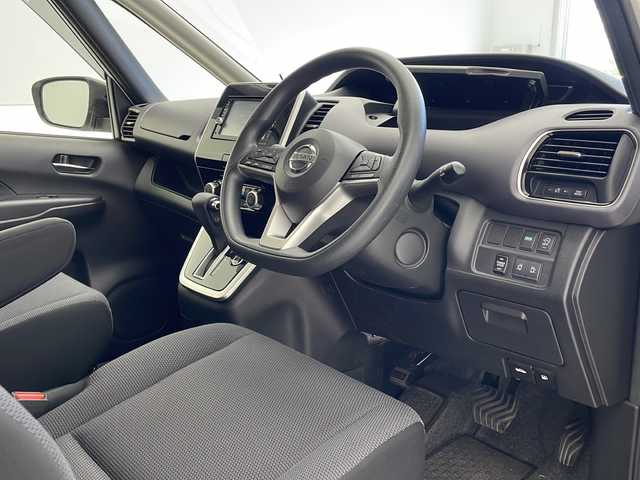 日産 セレナ X VセレクションⅡ 沖縄県 2016(平28)年 8.5万km ブリリアントホワイトパール 純正ナビ　【MM316D-W】/　(ＣＤ　ＤＶＤ　フルセグＴＶ　Ｂｌｕｅｔｏｏｔｈ)/バックカメラ/アラウンドビューモニター/フリップダウンモニター/前後ドライブレコーダー　【ZDR035】/両側パワースライドドア/ＥＴＣ/パーキングアシスト/クルーズコントロール/エンジンスターター/スマートキー/前後コーナーセンサー/アイドリングストップ/社外15インチアルミホイール/純正鉄砧ホイール車載(スタッドレスタイヤ装着)