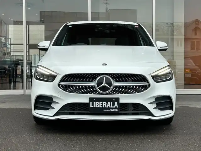 メルセデス・ベンツ Ｂ１８０ AMGライン 岐阜県 2019(令1)年 0.7万km ポーラホワイト レーダーセーフティパッケージ/　アクティブブレーキアシスト/　アクティブブラインドスポットアシスト/　アクティブレーンキーピングアシスト/　アクティブステアリングアシスト/ナビゲーションパッケージ/　Mercedes me connect/　フルセグTV/　トラフィックサインアシスト/AMGライン/　18インチAMGツインスポークアルミホイール/　マルチビームLEDヘッドライト/　アダプティブハイビームアシスト/アドバンスドパッケージ/　360°カメラシステム/　ヘッドアップディスプレイ/前席パワーシート/前席シートヒーター/パーキングアシストリアビューカメラ/Bluetooth