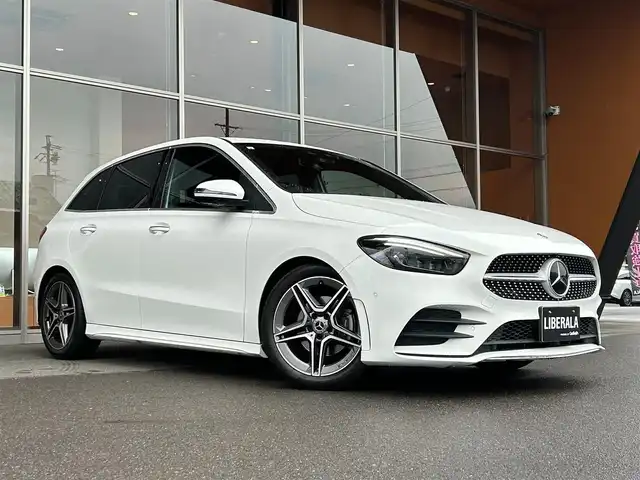 メルセデス・ベンツ Ｂ１８０ AMGライン 岐阜県 2019(令1)年 0.7万km ポーラホワイト レーダーセーフティパッケージ/　アクティブブレーキアシスト/　アクティブブラインドスポットアシスト/　アクティブレーンキーピングアシスト/　アクティブステアリングアシスト/ナビゲーションパッケージ/　Mercedes me connect/　フルセグTV/　トラフィックサインアシスト/AMGライン/　18インチAMGツインスポークアルミホイール/　マルチビームLEDヘッドライト/　アダプティブハイビームアシスト/アドバンスドパッケージ/　360°カメラシステム/　ヘッドアップディスプレイ/前席パワーシート/前席シートヒーター/パーキングアシストリアビューカメラ/Bluetooth
