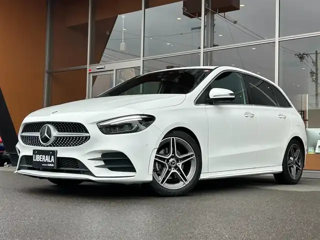 メルセデス・ベンツ Ｂ１８０ AMGライン 岐阜県 2019(令1)年 0.7万km ポーラホワイト レーダーセーフティパッケージ/　アクティブブレーキアシスト/　アクティブブラインドスポットアシスト/　アクティブレーンキーピングアシスト/　アクティブステアリングアシスト/ナビゲーションパッケージ/　Mercedes me connect/　フルセグTV/　トラフィックサインアシスト/AMGライン/　18インチAMGツインスポークアルミホイール/　マルチビームLEDヘッドライト/　アダプティブハイビームアシスト/アドバンスドパッケージ/　360°カメラシステム/　ヘッドアップディスプレイ/前席パワーシート/前席シートヒーター/パーキングアシストリアビューカメラ/Bluetooth