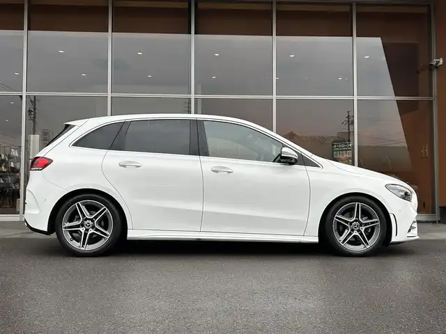 メルセデス・ベンツ Ｂ１８０ AMGライン 岐阜県 2019(令1)年 0.7万km ポーラホワイト レーダーセーフティパッケージ/　アクティブブレーキアシスト/　アクティブブラインドスポットアシスト/　アクティブレーンキーピングアシスト/　アクティブステアリングアシスト/ナビゲーションパッケージ/　Mercedes me connect/　フルセグTV/　トラフィックサインアシスト/AMGライン/　18インチAMGツインスポークアルミホイール/　マルチビームLEDヘッドライト/　アダプティブハイビームアシスト/アドバンスドパッケージ/　360°カメラシステム/　ヘッドアップディスプレイ/前席パワーシート/前席シートヒーター/パーキングアシストリアビューカメラ/Bluetooth