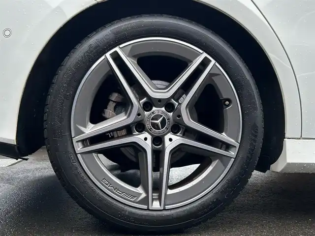 メルセデス・ベンツ Ｂ１８０ AMGライン 岐阜県 2019(令1)年 0.7万km ポーラホワイト レーダーセーフティパッケージ/　アクティブブレーキアシスト/　アクティブブラインドスポットアシスト/　アクティブレーンキーピングアシスト/　アクティブステアリングアシスト/ナビゲーションパッケージ/　Mercedes me connect/　フルセグTV/　トラフィックサインアシスト/AMGライン/　18インチAMGツインスポークアルミホイール/　マルチビームLEDヘッドライト/　アダプティブハイビームアシスト/アドバンスドパッケージ/　360°カメラシステム/　ヘッドアップディスプレイ/前席パワーシート/前席シートヒーター/パーキングアシストリアビューカメラ/Bluetooth