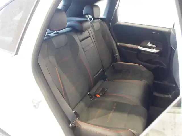 メルセデス・ベンツ Ｂ１８０ AMGライン 岐阜県 2019(令1)年 0.7万km ポーラホワイト レーダーセーフティパッケージ/　アクティブブレーキアシスト/　アクティブブラインドスポットアシスト/　アクティブレーンキーピングアシスト/　アクティブステアリングアシスト/ナビゲーションパッケージ/　Mercedes me connect/　フルセグTV/　トラフィックサインアシスト/AMGライン/　18インチAMGツインスポークアルミホイール/　マルチビームLEDヘッドライト/　アダプティブハイビームアシスト/アドバンスドパッケージ/　360°カメラシステム/　ヘッドアップディスプレイ/前席パワーシート/前席シートヒーター/パーキングアシストリアビューカメラ/Bluetooth