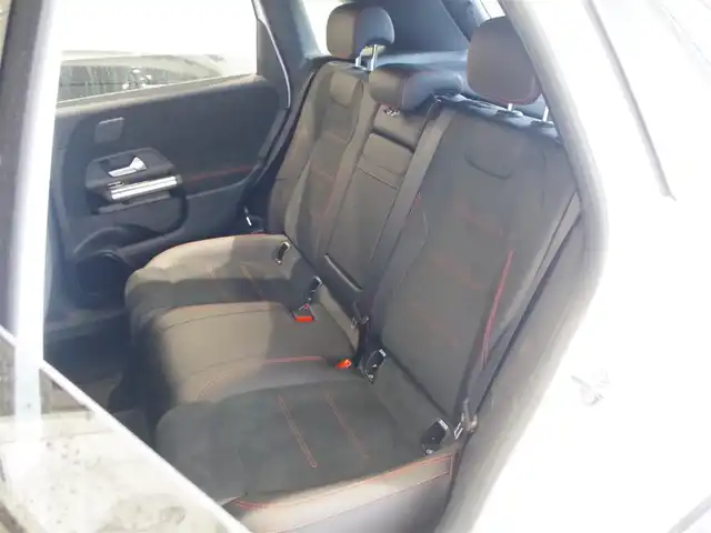 メルセデス・ベンツ Ｂ１８０ AMGライン 岐阜県 2019(令1)年 0.7万km ポーラホワイト レーダーセーフティパッケージ/　アクティブブレーキアシスト/　アクティブブラインドスポットアシスト/　アクティブレーンキーピングアシスト/　アクティブステアリングアシスト/ナビゲーションパッケージ/　Mercedes me connect/　フルセグTV/　トラフィックサインアシスト/AMGライン/　18インチAMGツインスポークアルミホイール/　マルチビームLEDヘッドライト/　アダプティブハイビームアシスト/アドバンスドパッケージ/　360°カメラシステム/　ヘッドアップディスプレイ/前席パワーシート/前席シートヒーター/パーキングアシストリアビューカメラ/Bluetooth