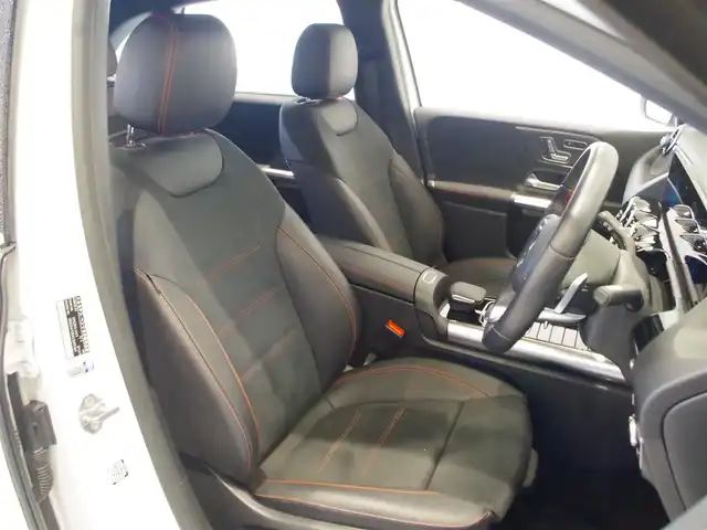 メルセデス・ベンツ Ｂ１８０ AMGライン 岐阜県 2019(令1)年 0.7万km ポーラホワイト レーダーセーフティパッケージ/　アクティブブレーキアシスト/　アクティブブラインドスポットアシスト/　アクティブレーンキーピングアシスト/　アクティブステアリングアシスト/ナビゲーションパッケージ/　Mercedes me connect/　フルセグTV/　トラフィックサインアシスト/AMGライン/　18インチAMGツインスポークアルミホイール/　マルチビームLEDヘッドライト/　アダプティブハイビームアシスト/アドバンスドパッケージ/　360°カメラシステム/　ヘッドアップディスプレイ/前席パワーシート/前席シートヒーター/パーキングアシストリアビューカメラ/Bluetooth
