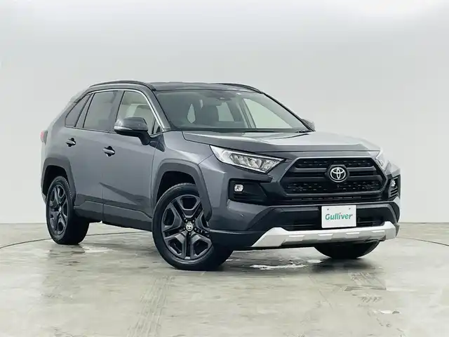 トヨタ ＲＡＶ４ アドベンチャー 福島県 2023(令5)年 1.5万km グレーメタリック トヨタセーフティセンス/・先行車発進お知らせ/・パーキングサポートブレーキ/・ブラインドスポットモニター/・アダプティブクルーズコントロール/・オートマチックハイビーム/・レーンキープアシスト/・衝突被害軽減ブレーキ/純正10.5インチディスプレイオーディオ/・フルセグTV/BT/USB/AM/FM/・AppleCarPlay/AndroidAuto/・アラウンドビューモニター/・デジタルインナーミラー/・ドライブレコーダー/・ビルトインETC2.0/革巻きステアリング/・ステアリングヒーター/レザーシート/・D席パワーシート/・D+N席シートヒーター/・D+N席エアシート/・メモリーシート/電子パーキング/・オートブレーキホールド/SNOWモード/ダウンヒルアシストコントロール/USB充電ポート/コーナーセンサー/電動格納ミラー/・ウィンカーミラー/プッシュスタート/・スマートキー/LEDヘッドライト/・フォグランプ/・オートライト