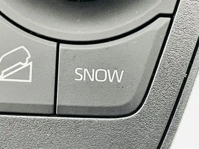 トヨタ ＲＡＶ４ アドベンチャー 福島県 2023(令5)年 1.5万km グレーメタリック トヨタセーフティセンス/・先行車発進お知らせ/・パーキングサポートブレーキ/・ブラインドスポットモニター/・アダプティブクルーズコントロール/・オートマチックハイビーム/・レーンキープアシスト/・衝突被害軽減ブレーキ/純正10.5インチディスプレイオーディオ/・フルセグTV/BT/USB/AM/FM/・AppleCarPlay/AndroidAuto/・アラウンドビューモニター/・デジタルインナーミラー/・ドライブレコーダー/・ビルトインETC2.0/革巻きステアリング/・ステアリングヒーター/レザーシート/・D席パワーシート/・D+N席シートヒーター/・D+N席エアシート/・メモリーシート/電子パーキング/・オートブレーキホールド/SNOWモード/ダウンヒルアシストコントロール/USB充電ポート/コーナーセンサー/電動格納ミラー/・ウィンカーミラー/プッシュスタート/・スマートキー/LEDヘッドライト/・フォグランプ/・オートライト