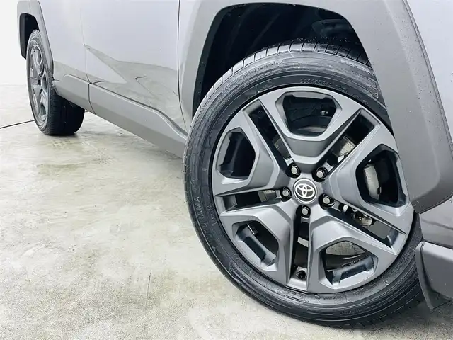 トヨタ ＲＡＶ４ アドベンチャー 福島県 2023(令5)年 1.5万km グレーメタリック トヨタセーフティセンス/・先行車発進お知らせ/・パーキングサポートブレーキ/・ブラインドスポットモニター/・アダプティブクルーズコントロール/・オートマチックハイビーム/・レーンキープアシスト/・衝突被害軽減ブレーキ/純正10.5インチディスプレイオーディオ/・フルセグTV/BT/USB/AM/FM/・AppleCarPlay/AndroidAuto/・アラウンドビューモニター/・デジタルインナーミラー/・ドライブレコーダー/・ビルトインETC2.0/革巻きステアリング/・ステアリングヒーター/レザーシート/・D席パワーシート/・D+N席シートヒーター/・D+N席エアシート/・メモリーシート/電子パーキング/・オートブレーキホールド/SNOWモード/ダウンヒルアシストコントロール/USB充電ポート/コーナーセンサー/電動格納ミラー/・ウィンカーミラー/プッシュスタート/・スマートキー/LEDヘッドライト/・フォグランプ/・オートライト