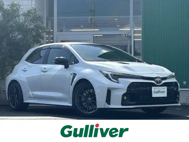 トヨタ ＧＲカローラ RZ 岡山県 2023(令5)年 1.6万km ホワイトパールクリスタルシャイン 純正10.5インチディスプレイオーディオ/フルセグTV、Bluetooth、AM、FM/AppleCarplay、AndroidAuto/JBLプレミアムサウンドシステム/3点式レッドシートベルト/ETC2.0/純正18インチアルミホイール/（BBS製8.5Jインセット30mm鍛造アルミホイール）/4WDモードセレクトスイッチ/トルセンLSD/ストラット式フロントサスペンション/ダブルウィッシュボーン式リアサスペンション/パーキングサポートブレーキ/クリアランスソナー/バックカメラ/トヨタセーフティセンス/・プリクラッシュセーフティ/・レーントレーシングアシスト/・レーンディパーチャーアラート/・レーダークルーズコントロール/・オートマチックハイビーム/・ロードサインアシスト/・発進遅れ告知機能/ブラインドスポットモニター/ステアリングヒーター/前席シートヒーター/6速iMT/おくだけ充電