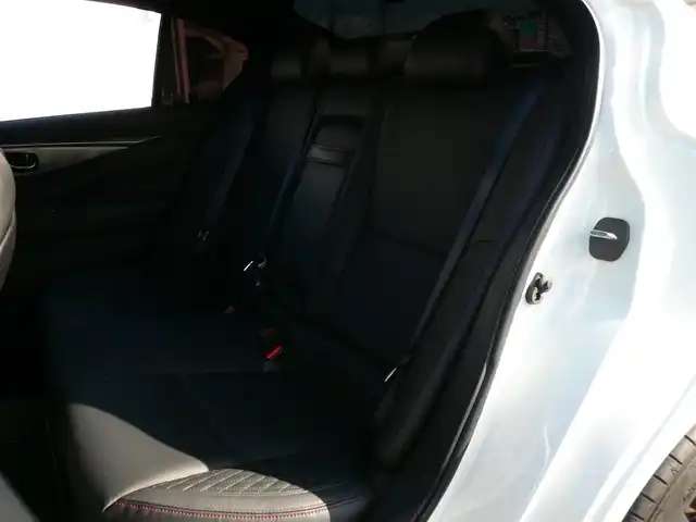 日産 スカイライン 400R 静岡県 2019(令1)年 10.3万km ブリリアントホワイトパール 禁煙車/レッドキャリパー/ブラックルーフペイント/インテリジェントダイナミックサス/BOSEサウンドシステム/アンビエントライトシステム/純正ナビ/（CD/DVD/BT/AUX/MusicBox/Apple car Play)/フルセグTV（キャンセラー）/ステアリングリモコン/全方位カメラ・バックカメラ/パドルシフト/社外マフラー/インテリジェントエマージェンシーブレーキ/インテリジェントクルーズコントロール/フロント・バックソナー/パワーシート（前席）/シートヒーター（前席）/前後ドライブレコーダー/ビルトインETC2.0/LEDヘッドライト/保証書・取扱説明書