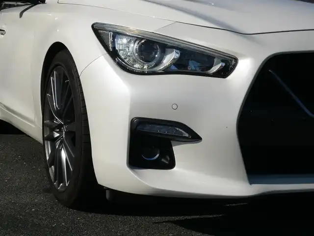 日産 スカイライン 400R 静岡県 2019(令1)年 10.3万km ブリリアントホワイトパール 禁煙車/レッドキャリパー/ブラックルーフペイント/インテリジェントダイナミックサス/BOSEサウンドシステム/アンビエントライトシステム/純正ナビ/（CD/DVD/BT/AUX/MusicBox/Apple car Play)/フルセグTV（キャンセラー）/ステアリングリモコン/全方位カメラ・バックカメラ/パドルシフト/社外マフラー/インテリジェントエマージェンシーブレーキ/インテリジェントクルーズコントロール/フロント・バックソナー/パワーシート（前席）/シートヒーター（前席）/前後ドライブレコーダー/ビルトインETC2.0/LEDヘッドライト/保証書・取扱説明書