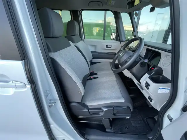 ホンダ Ｎ ＢＯＸ 道央・札幌 2023(令5)年 2.4万km プラチナホワイトパール ４WD/純正ディーラーOPナビ/AM/FM/BT/フルセグ/衝突被害軽減ブレーキ/横滑り防止装置/アダプティブクルーズコントロール/レーンキープアシスト/パーキングアシスト/パーキングセンサー/バックカメラ/ビルトインETC/ドライブレコーダー/ECONモード/両側パワースライドドア/前席シートヒーター/ステアリングリモコン/電動パーキング/ブレーキホールド/プッシュスタート/スマートキー/LEDヘッドライト/オートライト/オートハイビーム/ヘッドライトレベライザー/電動格納ミラー/ヒーテッドドアミラー/ウィンカーミラー/フロアマット/レンタカー登録