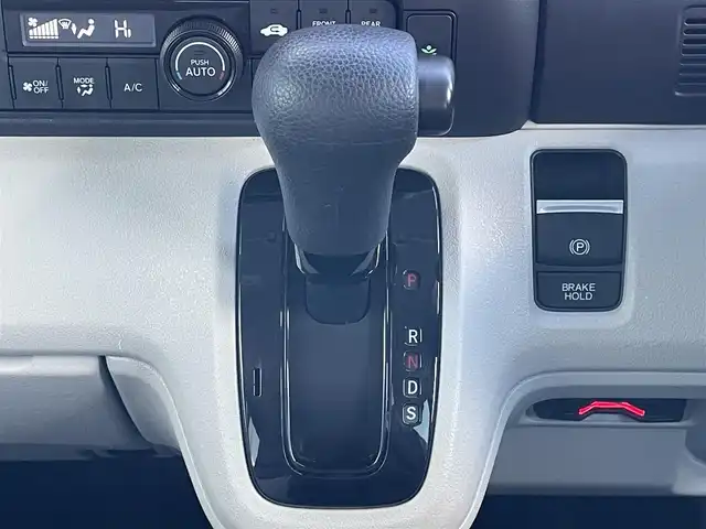 ホンダ Ｎ ＢＯＸ 道央・札幌 2023(令5)年 2.4万km プラチナホワイトパール ４WD/純正ディーラーOPナビ/AM/FM/BT/フルセグ/衝突被害軽減ブレーキ/横滑り防止装置/アダプティブクルーズコントロール/レーンキープアシスト/パーキングアシスト/パーキングセンサー/バックカメラ/ビルトインETC/ドライブレコーダー/ECONモード/両側パワースライドドア/前席シートヒーター/ステアリングリモコン/電動パーキング/ブレーキホールド/プッシュスタート/スマートキー/LEDヘッドライト/オートライト/オートハイビーム/ヘッドライトレベライザー/電動格納ミラー/ヒーテッドドアミラー/ウィンカーミラー/フロアマット/レンタカー登録