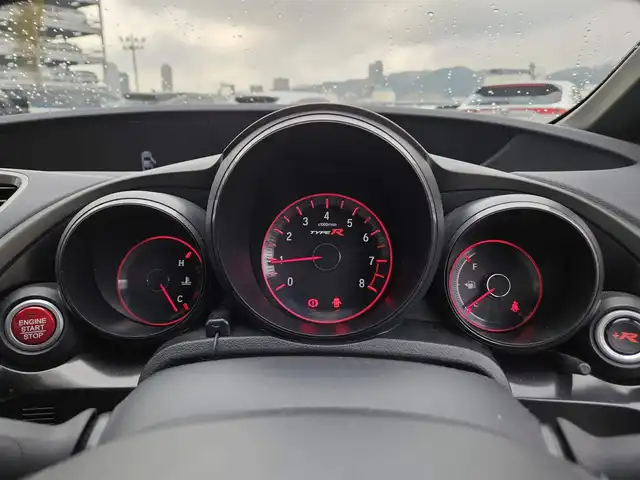 ホンダ シビック タイプR 静岡県 2016(平28)年 3.8万km チャンピオンシップホワイト 6MT車/純正ナビ/フルセグTV/バックカメラ/クルーズコントロール/LEDヘッドランプ/オートライト/オートエアコン/革巻きステアリング/ステアリングスイッチ/ロゴ入りスエード/メッシュコンビシート/純正19インチアルミホイール/Brembo製レッドキャリパー/スマートキー/プッシュエンジンスタート/禁煙車