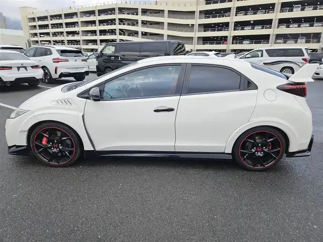 ホンダ シビック タイプR 静岡県 2016(平28)年 3.8万km チャンピオンシップホワイト 6MT車/純正ナビ/フルセグTV/バックカメラ/クルーズコントロール/LEDヘッドランプ/オートライト/オートエアコン/革巻きステアリング/ステアリングスイッチ/ロゴ入りスエード/メッシュコンビシート/純正19インチアルミホイール/Brembo製レッドキャリパー/スマートキー/プッシュエンジンスタート/禁煙車