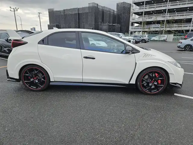 ホンダ シビック タイプR 静岡県 2016(平28)年 3.8万km チャンピオンシップホワイト 6MT車/純正ナビ/フルセグTV/バックカメラ/クルーズコントロール/LEDヘッドランプ/オートライト/オートエアコン/革巻きステアリング/ステアリングスイッチ/ロゴ入りスエード/メッシュコンビシート/純正19インチアルミホイール/Brembo製レッドキャリパー/スマートキー/プッシュエンジンスタート/禁煙車