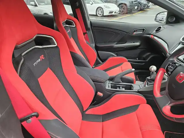 ホンダ シビック タイプR 静岡県 2016(平28)年 3.8万km チャンピオンシップホワイト 6MT車/純正ナビ/フルセグTV/バックカメラ/クルーズコントロール/LEDヘッドランプ/オートライト/オートエアコン/革巻きステアリング/ステアリングスイッチ/ロゴ入りスエード/メッシュコンビシート/純正19インチアルミホイール/Brembo製レッドキャリパー/スマートキー/プッシュエンジンスタート/禁煙車
