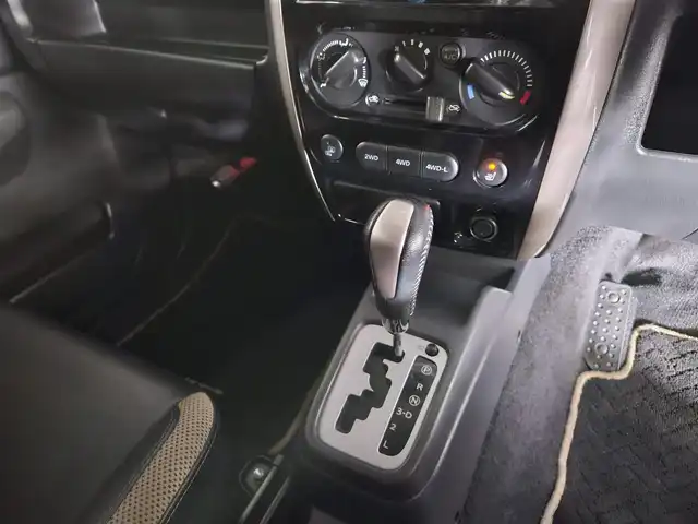 スズキ ジムニー ランドベンチャー 長崎県 2016(平28)年 8.4万km ブルーイッシュブラックパール3 IC付ターボ/社外LEDヘッドランプ/革巻きステアリング/ステアリングスイッチ/合皮シート/前席シートヒーター/純正16インチアルミホイール/リモコンキー/禁煙車