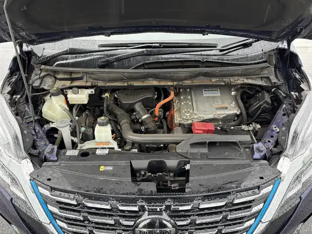 日産 セレナ e－パワー ハイウェイスター V 滋賀県 2021(令3)年 7.6万km アズライトブルー 純正10インチナビ/・FM/AM/・CD/DVD/Blu-ray/・SD/MusicStocker/・Bluetooth/・フルセグTV/アラウンドビューモニター/ステアリングスイッチ/革巻きステアリング/前後ドライブレコーダー/ETC/プロパイロット/エマージェンシーブレーキ/車線逸脱警報/車線逸脱防止支援/後側方車両検知警報/後側方衝突防止支援/クロストラフィックアラート/クリアランスソナー/移動物検知/ふらつき検知/オートハイビーム/デジタルインナーミラー/ハンズフリーパワースライドドア/リアロールサンシェード/オートマチックヘッドライト/LEDヘッドライト/フォグランプ/電動格納ミラー