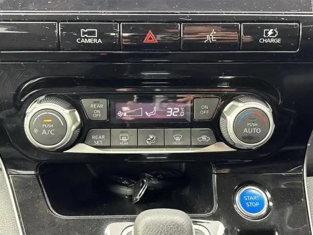 日産 セレナ e－パワー ハイウェイスター V 滋賀県 2021(令3)年 7.6万km アズライトブルー 純正10インチナビ/・FM/AM/・CD/DVD/Blu-ray/・SD/MusicStocker/・Bluetooth/・フルセグTV/アラウンドビューモニター/ステアリングスイッチ/革巻きステアリング/前後ドライブレコーダー/ETC/プロパイロット/エマージェンシーブレーキ/車線逸脱警報/車線逸脱防止支援/後側方車両検知警報/後側方衝突防止支援/クロストラフィックアラート/クリアランスソナー/移動物検知/ふらつき検知/オートハイビーム/デジタルインナーミラー/ハンズフリーパワースライドドア/リアロールサンシェード/オートマチックヘッドライト/LEDヘッドライト/フォグランプ/電動格納ミラー