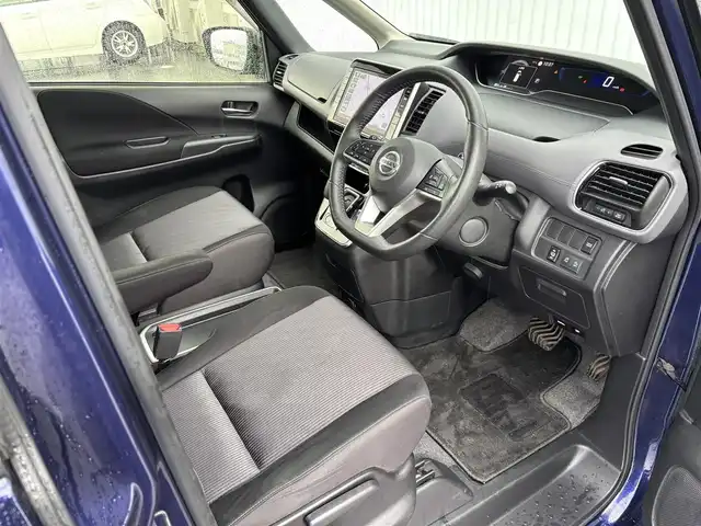 日産 セレナ e－パワー ハイウェイスター V 滋賀県 2021(令3)年 7.6万km アズライトブルー 純正10インチナビ/・FM/AM/・CD/DVD/Blu-ray/・SD/MusicStocker/・Bluetooth/・フルセグTV/アラウンドビューモニター/ステアリングスイッチ/革巻きステアリング/前後ドライブレコーダー/ETC/プロパイロット/エマージェンシーブレーキ/車線逸脱警報/車線逸脱防止支援/後側方車両検知警報/後側方衝突防止支援/クロストラフィックアラート/クリアランスソナー/移動物検知/ふらつき検知/オートハイビーム/デジタルインナーミラー/ハンズフリーパワースライドドア/リアロールサンシェード/オートマチックヘッドライト/LEDヘッドライト/フォグランプ/電動格納ミラー