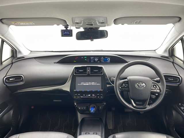 トヨタ プリウス S ツーリングセレクション 千葉県 2019(令1)年 4.5万km ホワイトパールクリスタルシャイン 純正SDナビ　【DSZT-YC4T】/　(AM/FM/CD/DVD/SD/TV/Bluetooth)/ドライブレコーダー(前方のみ)/トヨタセーフティセンス/　レーンディパーチャーアラート/プリクラッシュセーフティ/　クリアランスソナー/パーキングサポートブレーキ/　レーダークルーズコントロール/ふらつき検知/バックカメラ/社外マフラー/TRDエアロ(フロント/サイド/リア)/TRD18インチアルミホイール/ビルトインETC/シートヒーター(D+N席)/ステアリングスイッチ/LEDヘッドライト/フォグランプ/純正フロアマット/レザーシート/オートマチックハイビーム/オートライト/電動格納ウィンカーミラー/プッシュスタート/ドアバイザー/横滑り防止装置