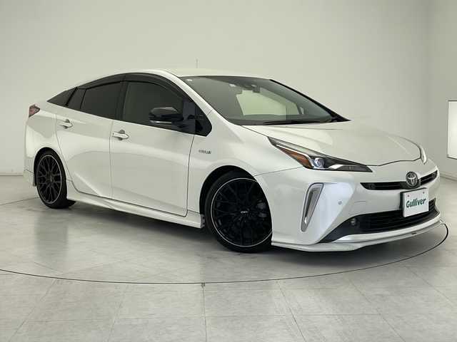トヨタ プリウス S ツーリングセレクション 千葉県 2019(令1)年 4.5万km ホワイトパールクリスタルシャイン 純正SDナビ　【DSZT-YC4T】/　(AM/FM/CD/DVD/SD/TV/Bluetooth)/ドライブレコーダー(前方のみ)/トヨタセーフティセンス/　レーンディパーチャーアラート/プリクラッシュセーフティ/　クリアランスソナー/パーキングサポートブレーキ/　レーダークルーズコントロール/ふらつき検知/バックカメラ/社外マフラー/TRDエアロ(フロント/サイド/リア)/TRD18インチアルミホイール/ビルトインETC/シートヒーター(D+N席)/ステアリングスイッチ/LEDヘッドライト/フォグランプ/純正フロアマット/レザーシート/オートマチックハイビーム/オートライト/電動格納ウィンカーミラー/プッシュスタート/ドアバイザー/横滑り防止装置