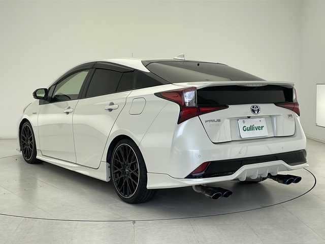 トヨタ プリウス S ツーリングセレクション 千葉県 2019(令1)年 4.5万km ホワイトパールクリスタルシャイン 純正SDナビ　【DSZT-YC4T】/　(AM/FM/CD/DVD/SD/TV/Bluetooth)/ドライブレコーダー(前方のみ)/トヨタセーフティセンス/　レーンディパーチャーアラート/プリクラッシュセーフティ/　クリアランスソナー/パーキングサポートブレーキ/　レーダークルーズコントロール/ふらつき検知/バックカメラ/社外マフラー/TRDエアロ(フロント/サイド/リア)/TRD18インチアルミホイール/ビルトインETC/シートヒーター(D+N席)/ステアリングスイッチ/LEDヘッドライト/フォグランプ/純正フロアマット/レザーシート/オートマチックハイビーム/オートライト/電動格納ウィンカーミラー/プッシュスタート/ドアバイザー/横滑り防止装置