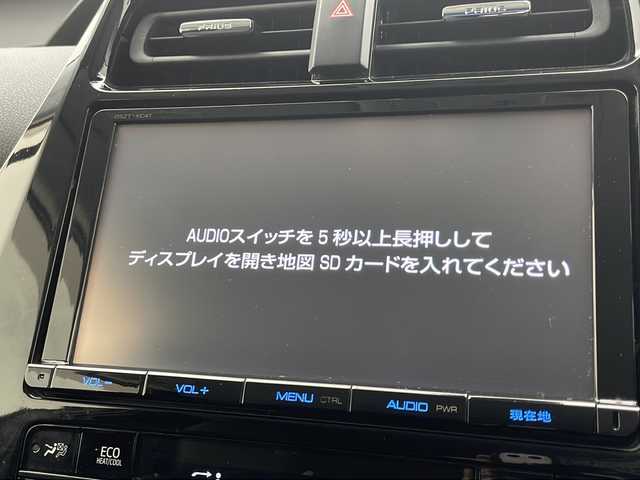 トヨタ プリウス S ツーリングセレクション 千葉県 2019(令1)年 4.5万km ホワイトパールクリスタルシャイン 純正SDナビ　【DSZT-YC4T】/　(AM/FM/CD/DVD/SD/TV/Bluetooth)/ドライブレコーダー(前方のみ)/トヨタセーフティセンス/　レーンディパーチャーアラート/プリクラッシュセーフティ/　クリアランスソナー/パーキングサポートブレーキ/　レーダークルーズコントロール/ふらつき検知/バックカメラ/社外マフラー/TRDエアロ(フロント/サイド/リア)/TRD18インチアルミホイール/ビルトインETC/シートヒーター(D+N席)/ステアリングスイッチ/LEDヘッドライト/フォグランプ/純正フロアマット/レザーシート/オートマチックハイビーム/オートライト/電動格納ウィンカーミラー/プッシュスタート/ドアバイザー/横滑り防止装置