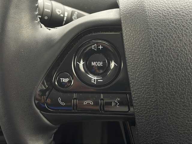 トヨタ プリウス S ツーリングセレクション 千葉県 2019(令1)年 4.5万km ホワイトパールクリスタルシャイン 純正SDナビ　【DSZT-YC4T】/　(AM/FM/CD/DVD/SD/TV/Bluetooth)/ドライブレコーダー(前方のみ)/トヨタセーフティセンス/　レーンディパーチャーアラート/プリクラッシュセーフティ/　クリアランスソナー/パーキングサポートブレーキ/　レーダークルーズコントロール/ふらつき検知/バックカメラ/社外マフラー/TRDエアロ(フロント/サイド/リア)/TRD18インチアルミホイール/ビルトインETC/シートヒーター(D+N席)/ステアリングスイッチ/LEDヘッドライト/フォグランプ/純正フロアマット/レザーシート/オートマチックハイビーム/オートライト/電動格納ウィンカーミラー/プッシュスタート/ドアバイザー/横滑り防止装置
