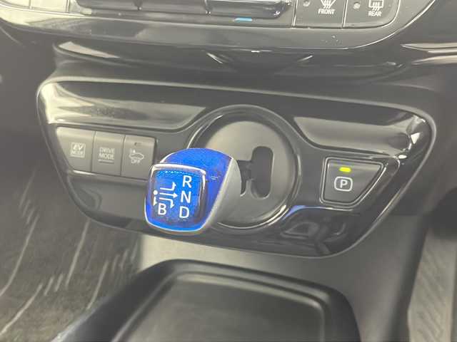トヨタ プリウス S ツーリングセレクション 千葉県 2019(令1)年 4.5万km ホワイトパールクリスタルシャイン 純正SDナビ　【DSZT-YC4T】/　(AM/FM/CD/DVD/SD/TV/Bluetooth)/ドライブレコーダー(前方のみ)/トヨタセーフティセンス/　レーンディパーチャーアラート/プリクラッシュセーフティ/　クリアランスソナー/パーキングサポートブレーキ/　レーダークルーズコントロール/ふらつき検知/バックカメラ/社外マフラー/TRDエアロ(フロント/サイド/リア)/TRD18インチアルミホイール/ビルトインETC/シートヒーター(D+N席)/ステアリングスイッチ/LEDヘッドライト/フォグランプ/純正フロアマット/レザーシート/オートマチックハイビーム/オートライト/電動格納ウィンカーミラー/プッシュスタート/ドアバイザー/横滑り防止装置