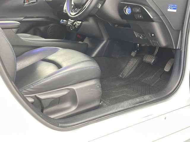トヨタ プリウス S ツーリングセレクション 千葉県 2019(令1)年 4.5万km ホワイトパールクリスタルシャイン 純正SDナビ　【DSZT-YC4T】/　(AM/FM/CD/DVD/SD/TV/Bluetooth)/ドライブレコーダー(前方のみ)/トヨタセーフティセンス/　レーンディパーチャーアラート/プリクラッシュセーフティ/　クリアランスソナー/パーキングサポートブレーキ/　レーダークルーズコントロール/ふらつき検知/バックカメラ/社外マフラー/TRDエアロ(フロント/サイド/リア)/TRD18インチアルミホイール/ビルトインETC/シートヒーター(D+N席)/ステアリングスイッチ/LEDヘッドライト/フォグランプ/純正フロアマット/レザーシート/オートマチックハイビーム/オートライト/電動格納ウィンカーミラー/プッシュスタート/ドアバイザー/横滑り防止装置