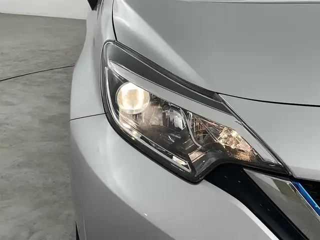 日産 ノート e－パワー X 福島県 2018(平30)年 0.8万km ブリリアントシルバー エマージェンシーブレーキ/・レーンキープアシスト/純正ナビ/・型番：MM317D-W/・フルセグTV/Bluetooth/CD/DVD/・アラウンドビューモニター/・ドライブレコーダー/デジタルインナーミラー/アイドリングストップ/コーナーセンサー/ステアリングリモコン/プッシュスタート/・スマートキー/LEDヘッドライト/・オートライト/純正フロアマット/ドアバイザー