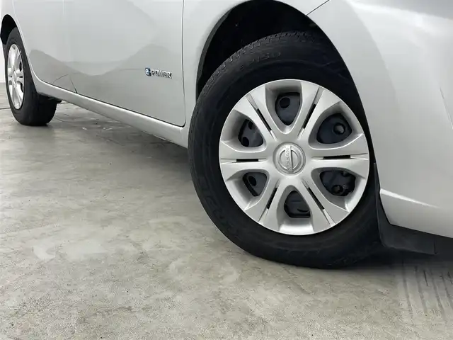 日産 ノート e－パワー X 福島県 2018(平30)年 0.8万km ブリリアントシルバー エマージェンシーブレーキ/・レーンキープアシスト/純正ナビ/・型番：MM317D-W/・フルセグTV/Bluetooth/CD/DVD/・アラウンドビューモニター/・ドライブレコーダー/デジタルインナーミラー/アイドリングストップ/コーナーセンサー/ステアリングリモコン/プッシュスタート/・スマートキー/LEDヘッドライト/・オートライト/純正フロアマット/ドアバイザー
