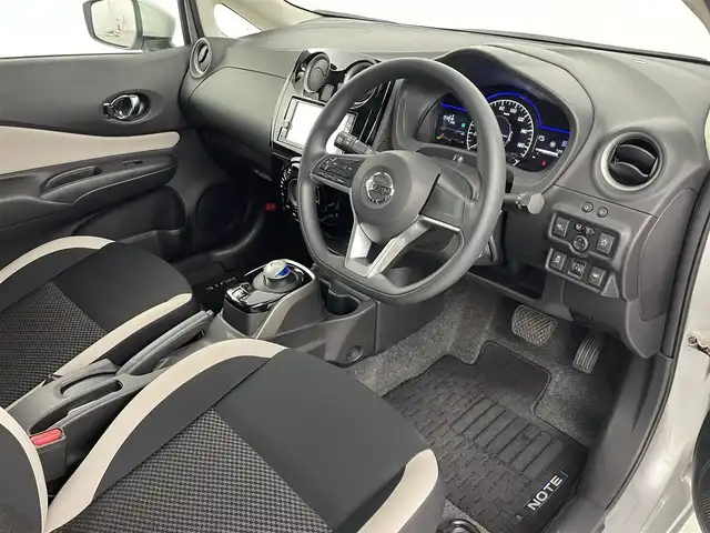 日産 ノート e－パワー X 福島県 2018(平30)年 0.8万km ブリリアントシルバー エマージェンシーブレーキ/・レーンキープアシスト/純正ナビ/・型番：MM317D-W/・フルセグTV/Bluetooth/CD/DVD/・アラウンドビューモニター/・ドライブレコーダー/デジタルインナーミラー/アイドリングストップ/コーナーセンサー/ステアリングリモコン/プッシュスタート/・スマートキー/LEDヘッドライト/・オートライト/純正フロアマット/ドアバイザー