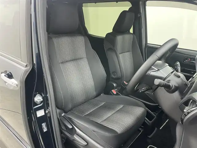 トヨタ ヴォクシー ハイブリッド ZS 煌Ⅱ 岡山県 2020(令2)年 4.9万km ブラッキッシュアゲハガラスフレーク 純正9インチナビ　/(Ｂｌｕｅｔｏｏｔｈ/フルセグＴＶ/CD/DVD)/衝突軽減ブレーキシステム/クルーズコントロール/オートハイビーム/ビルトインＥＴＣ/ＬＥＤヘッドライト/シートヒーター/前後ドライブレコーダー/バックカメラ/両側電動スライドドア/オートライト/フォグランプ/純正フロアマット/スマートキー×2/新車保証書/取扱説明書