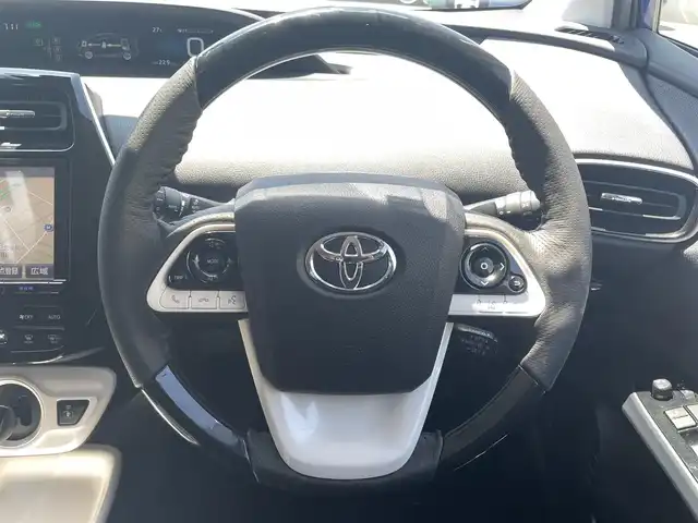 トヨタ プリウス A 大阪府 2015(平27)年 5万km ダークブルーマイカM F/S/Rエアロ/純正９インチナビ(DSZT-YC4T)/BT/CD/SD/フルセグTV/バックカメラ/パーキングアシスト/ドライブレコーダー(DC-DR510)/ヘッドアップディスプレイ/追従機能付きクルーズコントロール/レーンキープアシスト/ブラインドスポットモニター/前後コーナーセンサー/LEDヘッドライト/フロントフォグ/オートハイビーム/社外コンビハンドル(木×黒革)/スペアキー/ETC