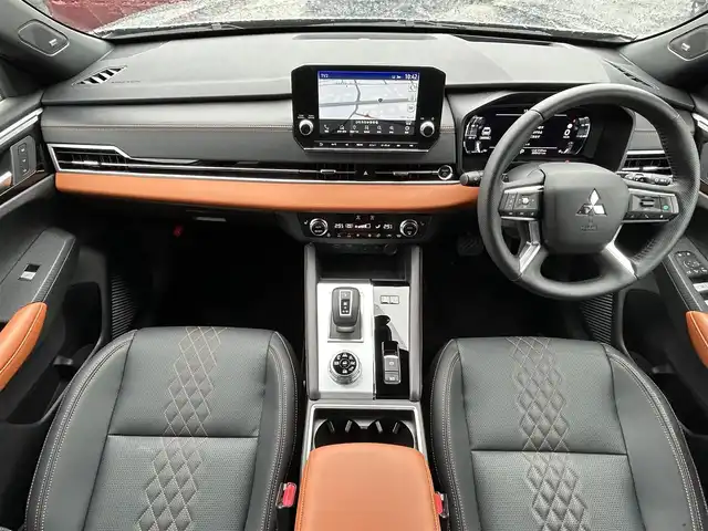 三菱 アウトランダー ＰＨＥＶ P 茨城県 2023(令5)年 0.1万km グラファイトグレーメタリック/ブラックマイカ BOSEサウンド/メーカーOP純正ナビ/・フルセグTV/・Bluetooth接続/・IPad/AppleCarPayプレイヤー接続/360度全方位カメラ/本革・ハーフレザーシート/レーダークルーズコントロール/ハンドルヒーター/全席シートヒーター/100V電源/USB入力端子/純正アルミホイール/ドライビングポジション/4WD/LEDオートライト/コーナーセンサー/パーキングアシスト/ステアリングスイッチ/電動リアゲート