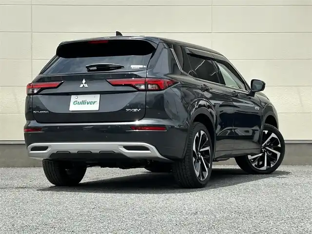 三菱 アウトランダー ＰＨＥＶ P 茨城県 2023(令5)年 0.1万km グラファイトグレーメタリック/ブラックマイカ BOSEサウンド/メーカーOP純正ナビ/・フルセグTV/・Bluetooth接続/・IPad/AppleCarPayプレイヤー接続/360度全方位カメラ/本革・ハーフレザーシート/レーダークルーズコントロール/ハンドルヒーター/全席シートヒーター/100V電源/USB入力端子/純正アルミホイール/ドライビングポジション/4WD/LEDオートライト/コーナーセンサー/パーキングアシスト/ステアリングスイッチ/電動リアゲート