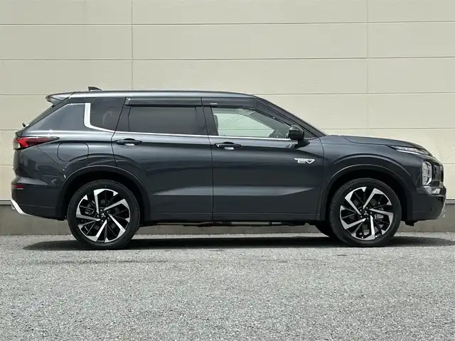 三菱 アウトランダー ＰＨＥＶ P 茨城県 2023(令5)年 0.1万km グラファイトグレーメタリック/ブラックマイカ BOSEサウンド/メーカーOP純正ナビ/・フルセグTV/・Bluetooth接続/・IPad/AppleCarPayプレイヤー接続/360度全方位カメラ/本革・ハーフレザーシート/レーダークルーズコントロール/ハンドルヒーター/全席シートヒーター/100V電源/USB入力端子/純正アルミホイール/ドライビングポジション/4WD/LEDオートライト/コーナーセンサー/パーキングアシスト/ステアリングスイッチ/電動リアゲート