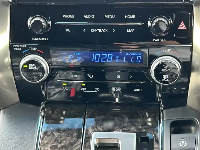 トヨタ アルファード S タイプゴールドⅡ 熊本県 2021(令3)年 2.1万km ホワイトパールクリスタルシャイン 純正ディスプレイオーディオ/・ナビキット/・フルセグTV/・AM/FM/USB/Bluetooth/・Miracast/・T-Connect/Smart DeviceLink/トヨタセーフティーセンス/・レーントレーシングアシスト/・クリアランスソナー/・パーキングサポートブレーキ/・プリクラッシュセーフティー/・ブラインドスポットモニター/・リアクロストラフィックアラート/・ロードサインアシスト/ビルトインETC2.0/ドライブレコーダー（前方）/ツインムーンルーフ/純正後席モニター/オットマン/ボタン式サイドブレーキ/ホールドブレーキ/デジタルインナーミラー/ステアリングスイッチ/革巻きステアリング/ウィンカーミラー/電動格納ミラー/ナノイー/MODELLISTAエアロパーツ/テレビキャンセラー/PWR DOOR OFFスイッチ/フォグランプ/ECOモード/純正フロアマット