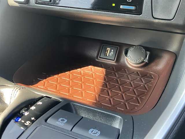 トヨタ ＲＡＶ４ ハイブリッドG 道南・函館 2023(令5)年 1.6万km プラチナホワイトパールマイカ ・純正メモリナビ(BT)/・フルセグＴＶ/・全方位カメラ/・クルーズコントロール/・衝突軽減ブレーキ/・レーンキープアシスト/・オートハイビーム/・ブラインドスポットモニター/・前後コーナーセンサー/・前席シートヒーター/・前席エアシート/・運転席パワーシート/・ワイパーデアイサー/・ステアリングヒーター/・デジタルインナーミラー/・スマートキー/・スペアキー/・純正フロアマット/・ETC