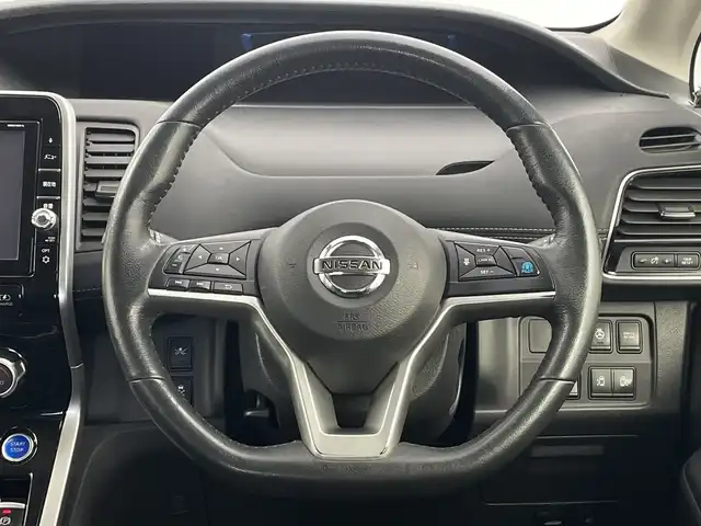 日産 セレナ e－パワー ハイウェイスター V 新潟県 2018(平30)年 5.2万km マルーンレッド プロパイロット/純正SDナビ(型式:MM3180-L)/フリップダウンモニター/両側パワースライドドア/オートライト/ウォークスルー/ステアリングヒーター/シートヒーター/アラウンドビューモニター/パーキングアシスト/本革巻きステアリング