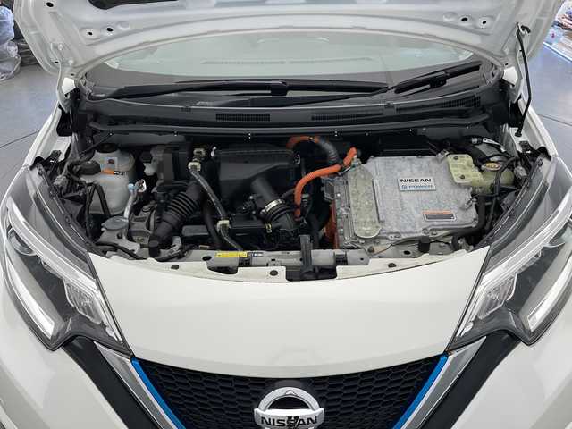 日産 ノート e－パワー メダリスト FOUR 長野県 2020(令2)年 2.8万km ブリリアントホワイトパール 4WD/純正ナビ（AM/FM/CD/DVD/BT/TV)/アラウンドビューモニター/デジタルインナーミラー/ウィンカーミラー/電格ミラー/ステリングスイッチ/ETC/純正フロアマット/ドアバイザー/プッシュスタート/スマートキー
