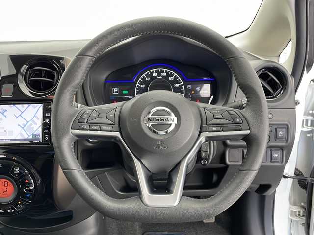 日産 ノート e－パワー メダリスト FOUR 長野県 2020(令2)年 2.8万km ブリリアントホワイトパール 4WD/純正ナビ（AM/FM/CD/DVD/BT/TV)/アラウンドビューモニター/デジタルインナーミラー/ウィンカーミラー/電格ミラー/ステリングスイッチ/ETC/純正フロアマット/ドアバイザー/プッシュスタート/スマートキー