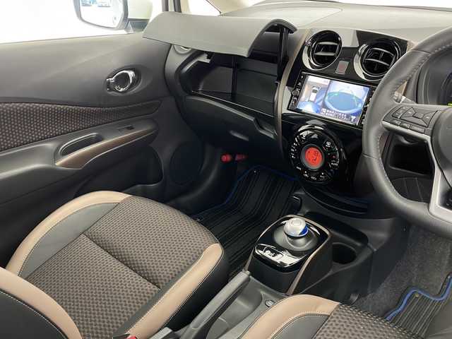 日産 ノート e－パワー メダリスト FOUR 長野県 2020(令2)年 2.8万km ブリリアントホワイトパール 4WD/純正ナビ（AM/FM/CD/DVD/BT/TV)/アラウンドビューモニター/デジタルインナーミラー/ウィンカーミラー/電格ミラー/ステリングスイッチ/ETC/純正フロアマット/ドアバイザー/プッシュスタート/スマートキー