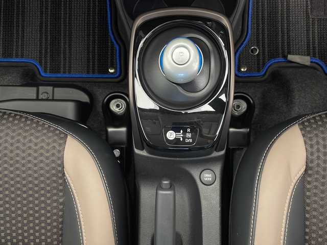 日産 ノート e－パワー メダリスト FOUR 長野県 2020(令2)年 2.8万km ブリリアントホワイトパール 4WD/純正ナビ（AM/FM/CD/DVD/BT/TV)/アラウンドビューモニター/デジタルインナーミラー/ウィンカーミラー/電格ミラー/ステリングスイッチ/ETC/純正フロアマット/ドアバイザー/プッシュスタート/スマートキー