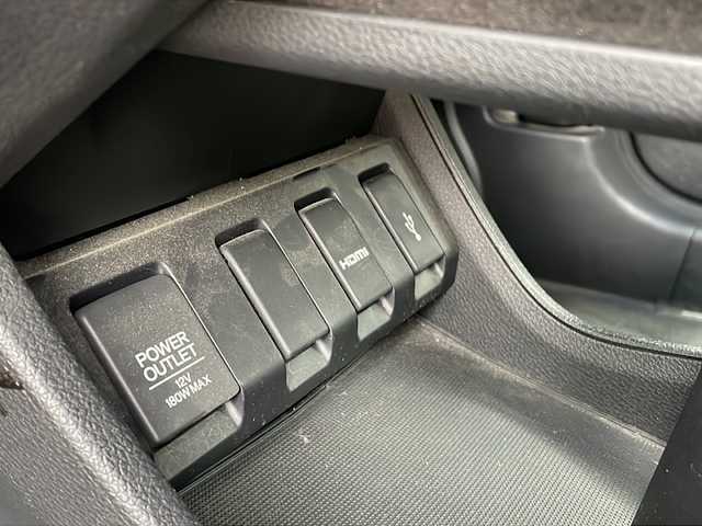 ホンダ ヴェゼル 秋田県 2017(平29)年 6.2万km クリスタルブラックパール ワンオーナー/純正SDナビ　VXM-185VFi/SD DVD CD DTV BT USB ラジオ/バックカメラ/ビルトインETC/社外エンジンスターター/純正18インチAWサマータイヤ積み込み/Honda SENSING/　衝突軽減ブレーキ 〈CMBS〉/　歩行者事故低減ステアリング/　ACC 〈アダプティブ・クルーズ・コントロール〉/　LKAS 〈車線維持支援システム〉/　路外逸脱抑制機能/　誤発進抑制機能/　先行車発進お知らせ機能/　標識認識機能/LEDフォグライト/コンビシート&専用インテリア/本革巻セレクトレバー/LEDフォグライト/LEDヘッドライト/RS専用ドアミラー/RS専用本革巻ステアリングホイール/ステンレス製スポーツペダル/パフォーマンスダンパー（RS専用）/VSA/エマージェンシーストップシグナル/ヒルスタートアシスト機能/エコアシスト（ECONモード、コーチング機能）/プラズマクラスター技術搭載フルオート・エアコンディショナー/オートリトラミラー/Hondaスマートキーシステム/電子制御パーキングブレーキ/オートブレーキホールド機能/コンフォートビューパッケージ