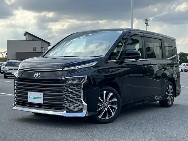 トヨタ ヴォクシー S－Z 奈良県 2022(令4)年 2万km アティチュードブラックマイカ 純正１０．５型ナビ　/フルセグＴＶ　/BT/CD/DVD/USB/Ｒ１４型フリップダウンモニター　/ＥＴＣ２．０　/追従型クルーズコントロール　/両側パワースライドドア　/バックカメラ　/ハーフレザーシート　/シートヒーター　/ＬＥＤヘッドライト/オートライト/オートマチックハイビーム/衝突被害軽減システム/前後コーナーセンサー/純正17インチアルミホイール/純正フロアマット
